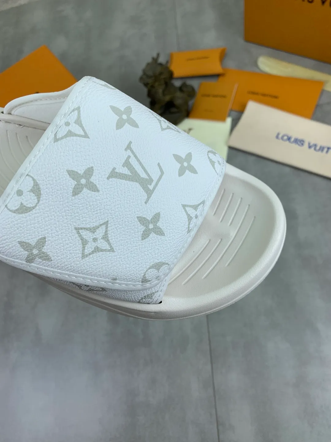 Men's shoes 💰P320💰【New style】🆘 Original quality 【LOUIS VUITTON】The popular Louis Vuitton LV men's slippers on the official website are on sale simultaneously! Original fabric imported from Italy. Original bottom provided by the original factory. Number of yards: 38-44 (customized to 45). Multiple colors to choose from. Fully packaged drawer box.